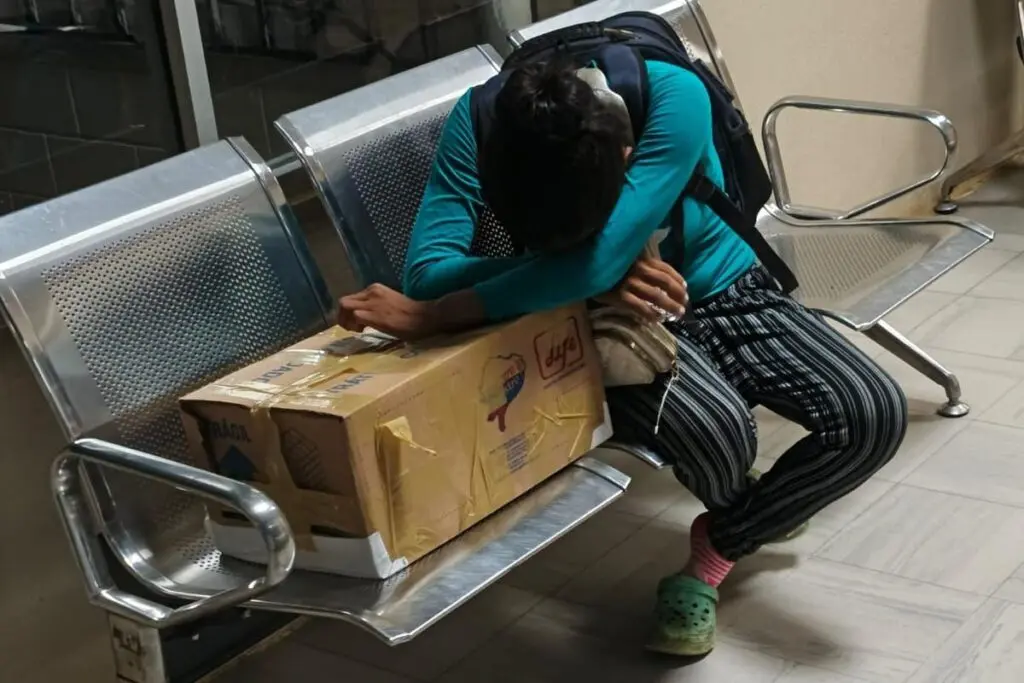 La foto de la madre a la que entregaron el cuerpo de su bebé en una caja de cartón y la crisis de salud de Ecuador