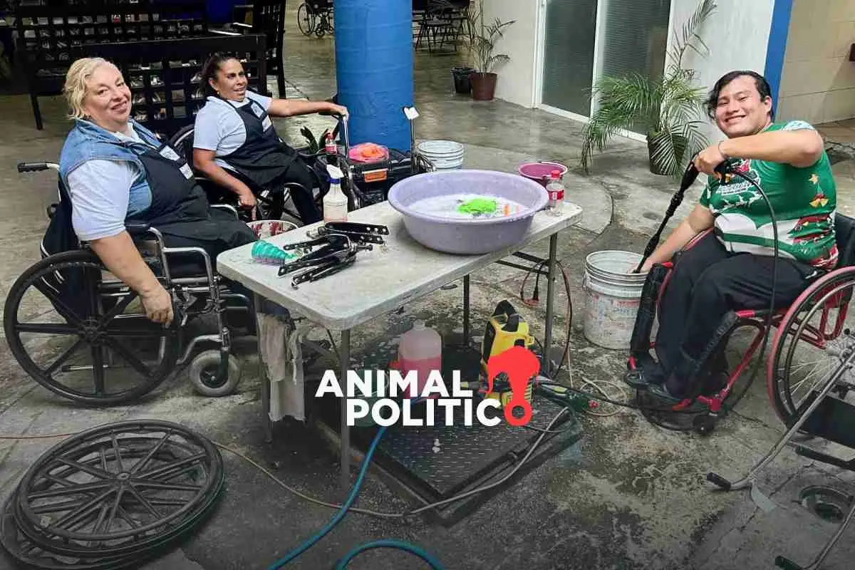 “Enchúlame la silla”: la iniciativa que enseña mecánica a personas con discapacidad y las emplea