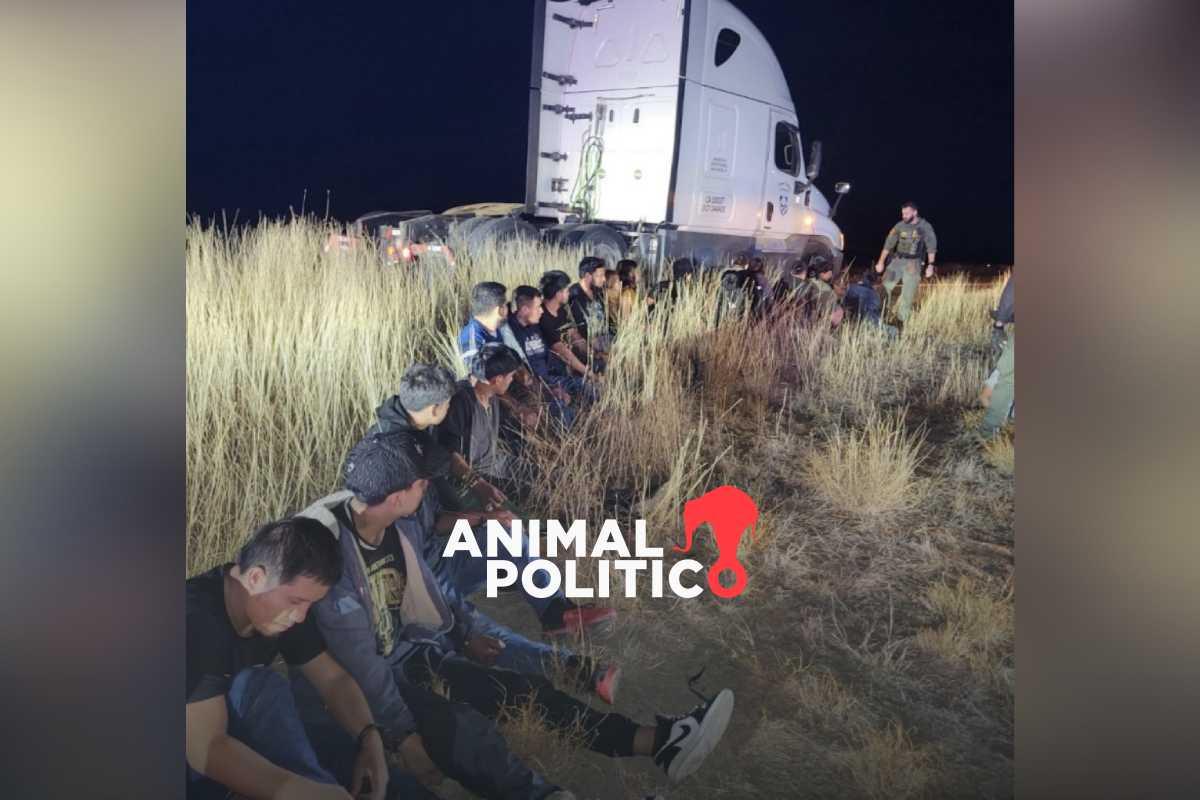 Hallan a 23 migrantes ocultos en la cabina de un camión en Texas