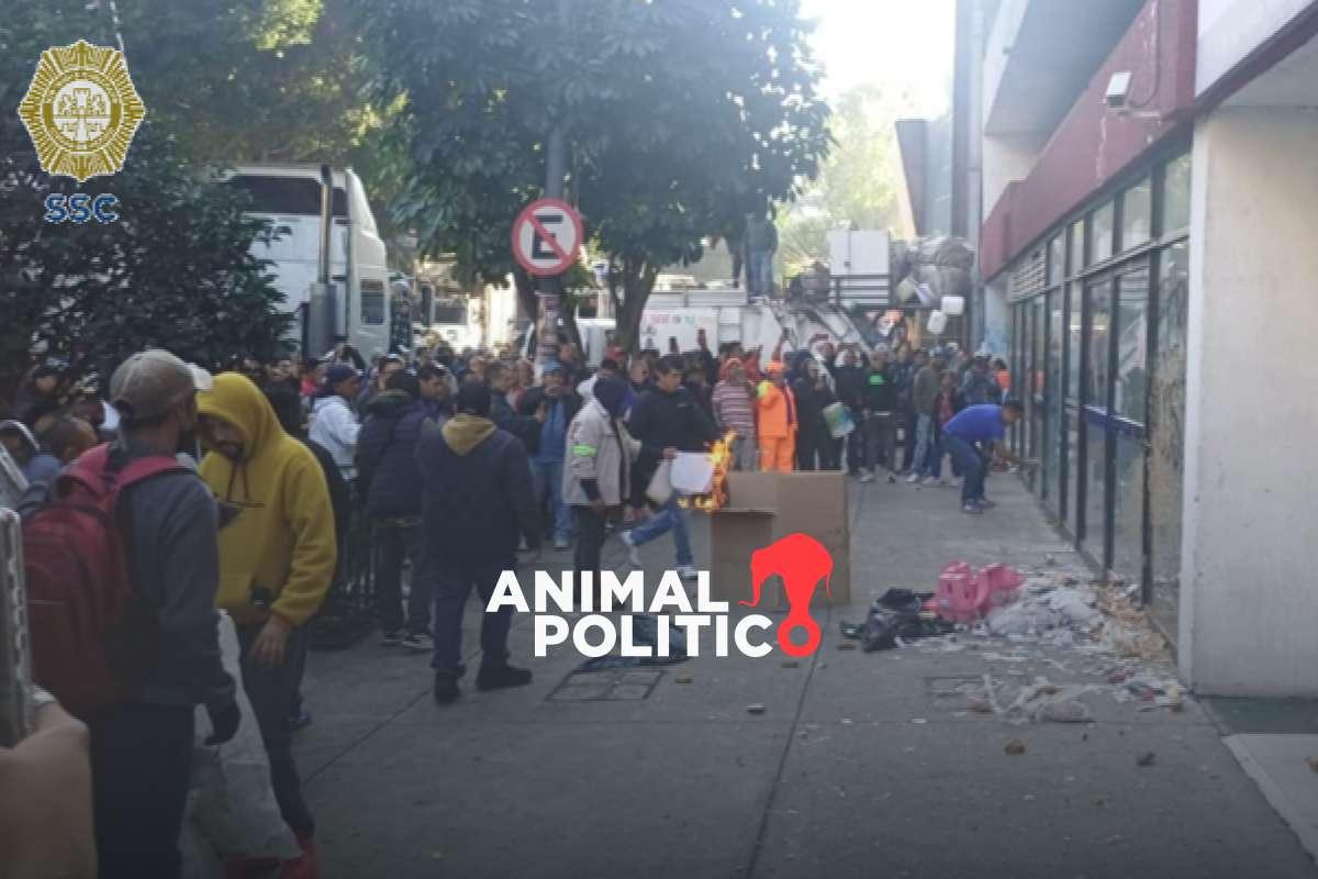 Trabajadores de limpia CDMX arrojan y queman basura frente a sede de Administración Personal; exigen trámite de ingreso al sindicato