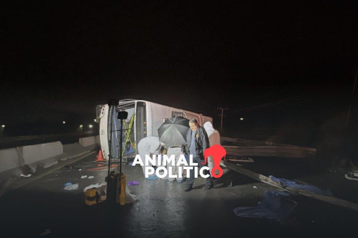 Volcadura de camión de pasajeros en Apodaca, Nuevo León, deja ocho muertos y 16 heridos