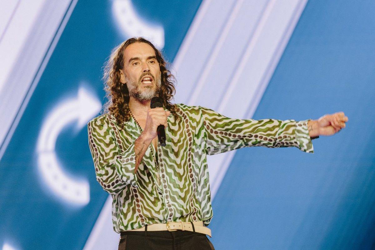 Russell Brand recibe nuevas imputaciones por abuso y agresión sexual