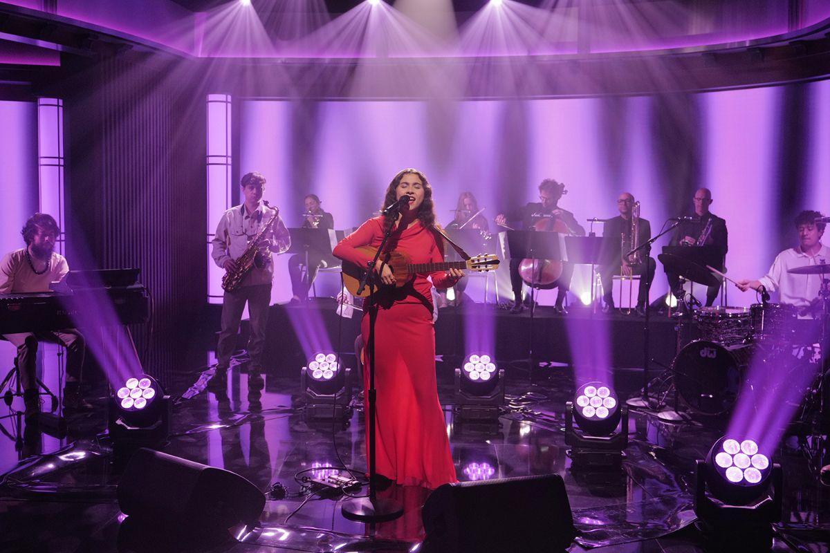 Silvana Estrada se presenta en el show de Jimmy Kimmel