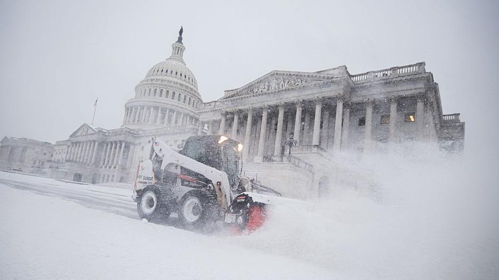 “Es una especie de asedio ártico”: la potente tormenta de nieve y hielo que afecta a gran parte de EU deja al menos 20 muertos