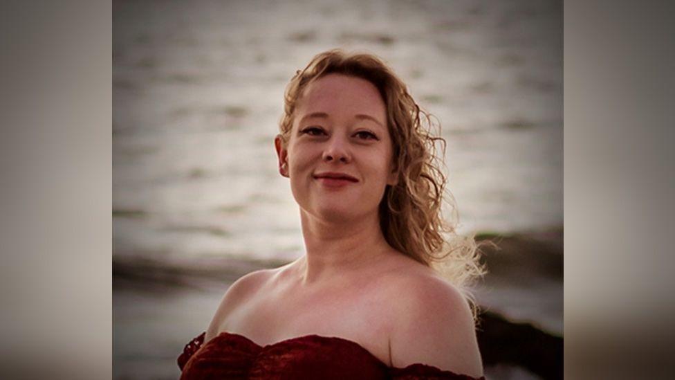 Qué se sabe de Renee Nicole Good, la mujer a la que un agente de ICE mató a disparos durante una redada en Minneapolis