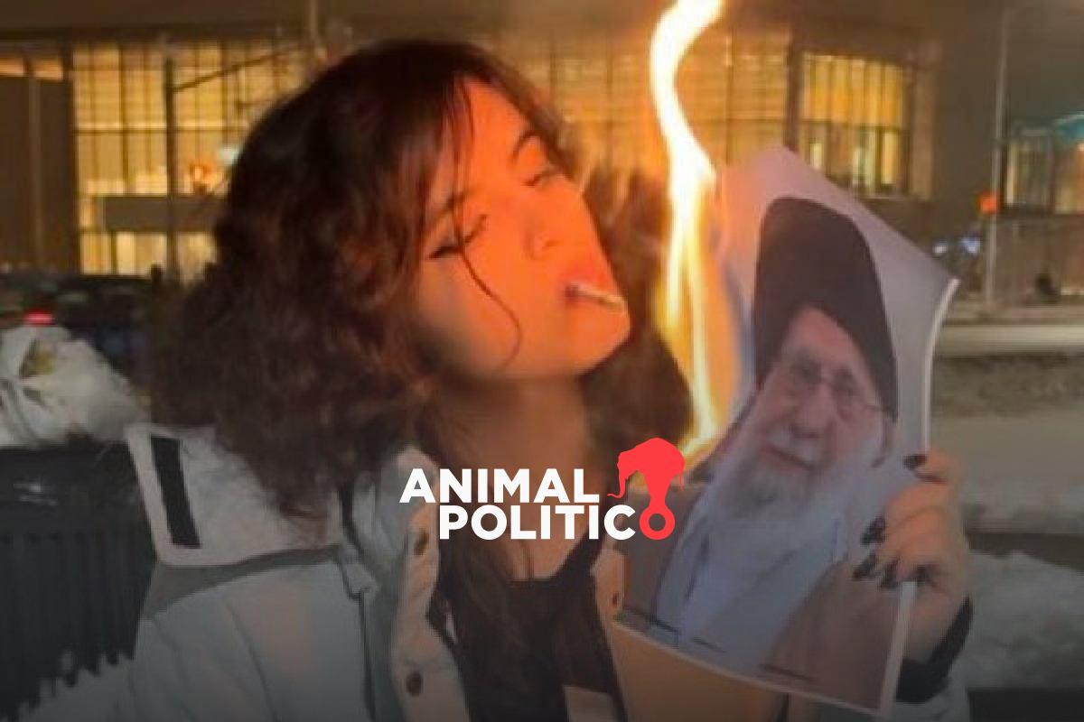 Mujeres iraníes queman imágenes del ayatolá para encender cigarrillos como protesta simbólica