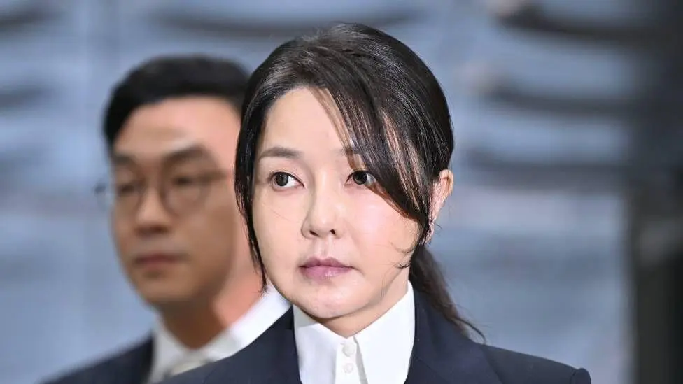 Fraude, escándalos y bolsos de lujo: ¿quién es Kim Keon Hee, la exprimera dama de Corea del Sur, y por qué ha sido enjuiciada?