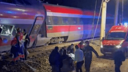 Suman 21 muertos tras descarrilamiento de dos trenes en España; se desconocen causas del accidente