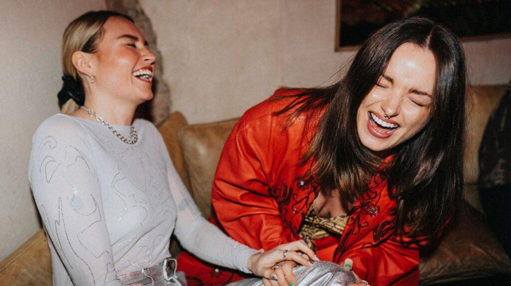 Por qué es tan difícil contener la risa en situaciones inapropiadas, te lo contamos