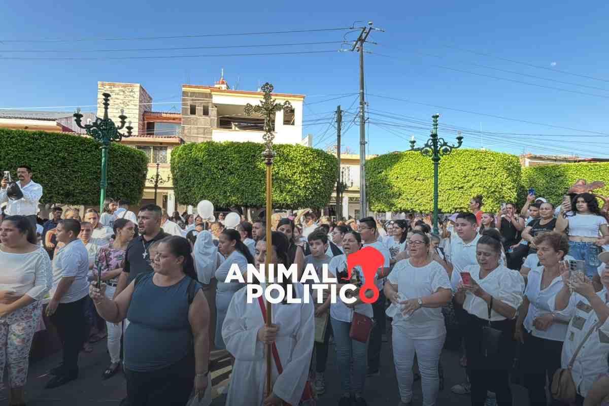 “Mucha gente que no la debe, está pagando”: ciudadanos marchan por la paz en Aguililla, Michoacán, la tierra de “El Mencho”