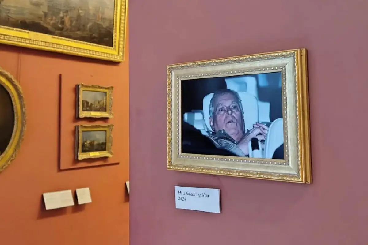 Activistas colocan en el Louvre foto del expríncipe Andrés tras su arresto