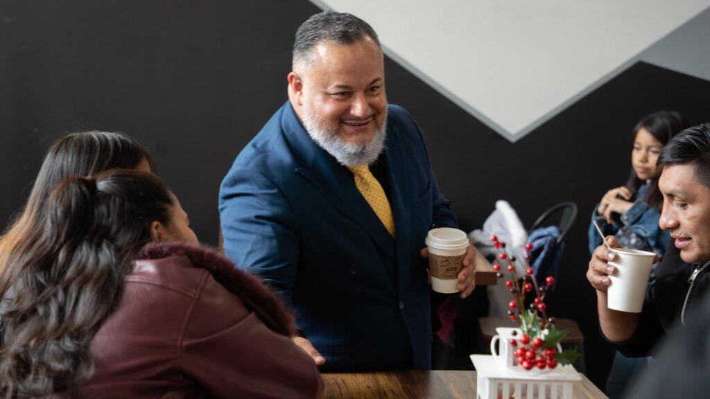 “Los agentes están cazando a las personas cuando salen a tirar la basura”: el pastor mexicano que ayuda a los migrantes que se esconden de ICE en Minesota