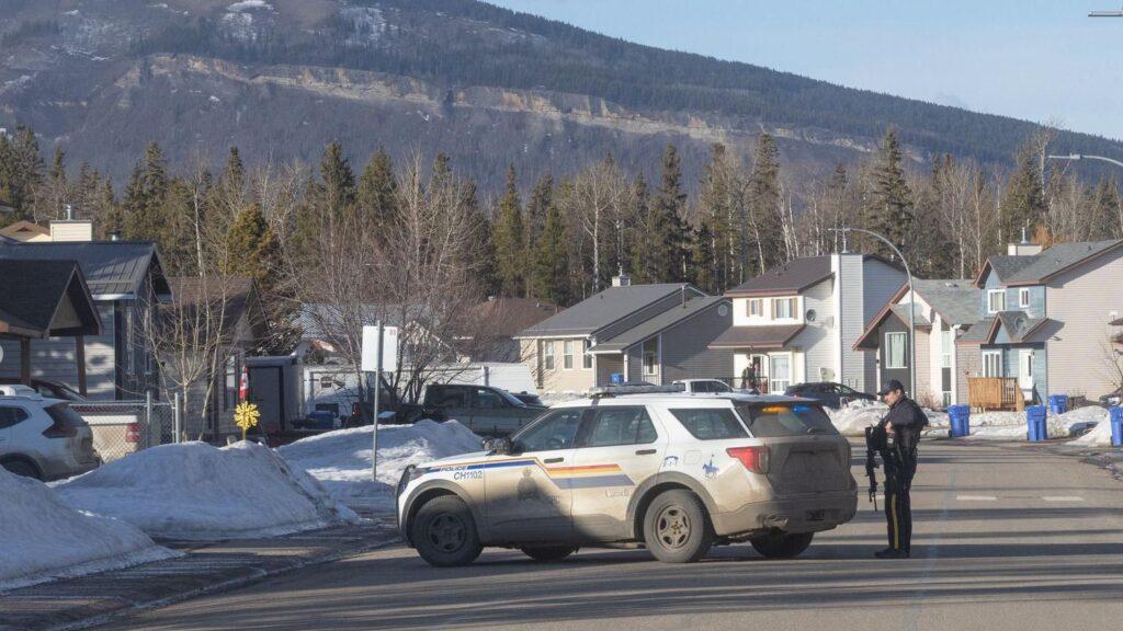 Qué se sabe del tiroteo en una escuela y una casa en el oeste de Canadá que dejó al menos 8 muertos y 25 heridos