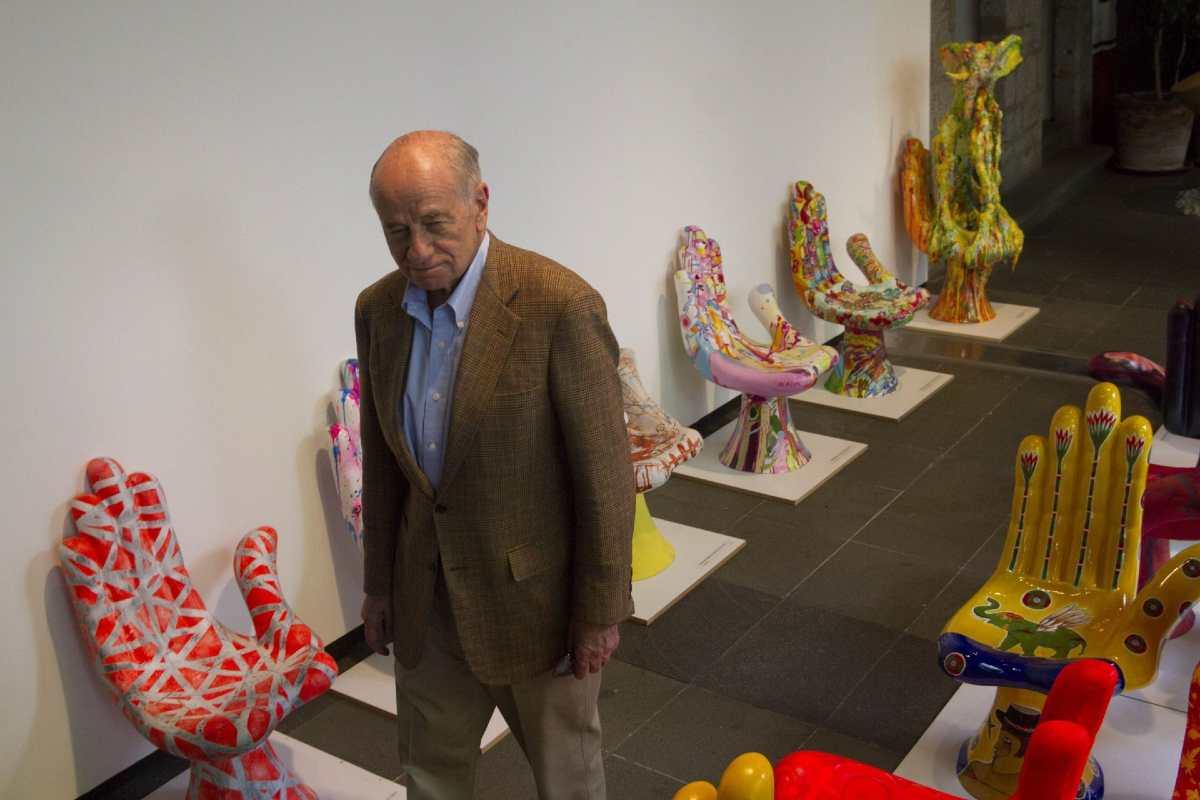 La mano-silla, “Los Hartos” y la presencia del trabajo artístico de Pedro Friedeberg