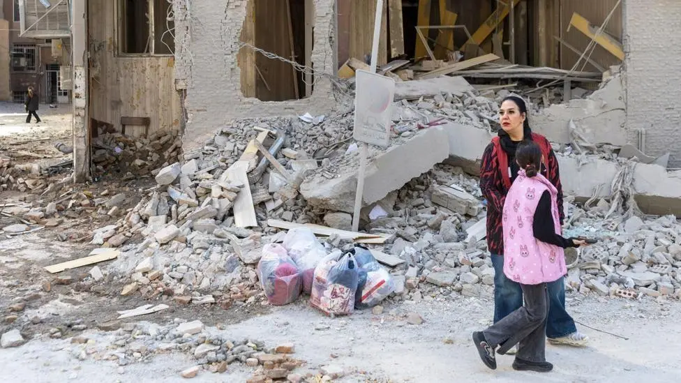 Puntos de control en la calles y filas para comprar pan: qué pasa en Irán conforme se intensifican los ataques que dejan ya 1,100 civiles muertos