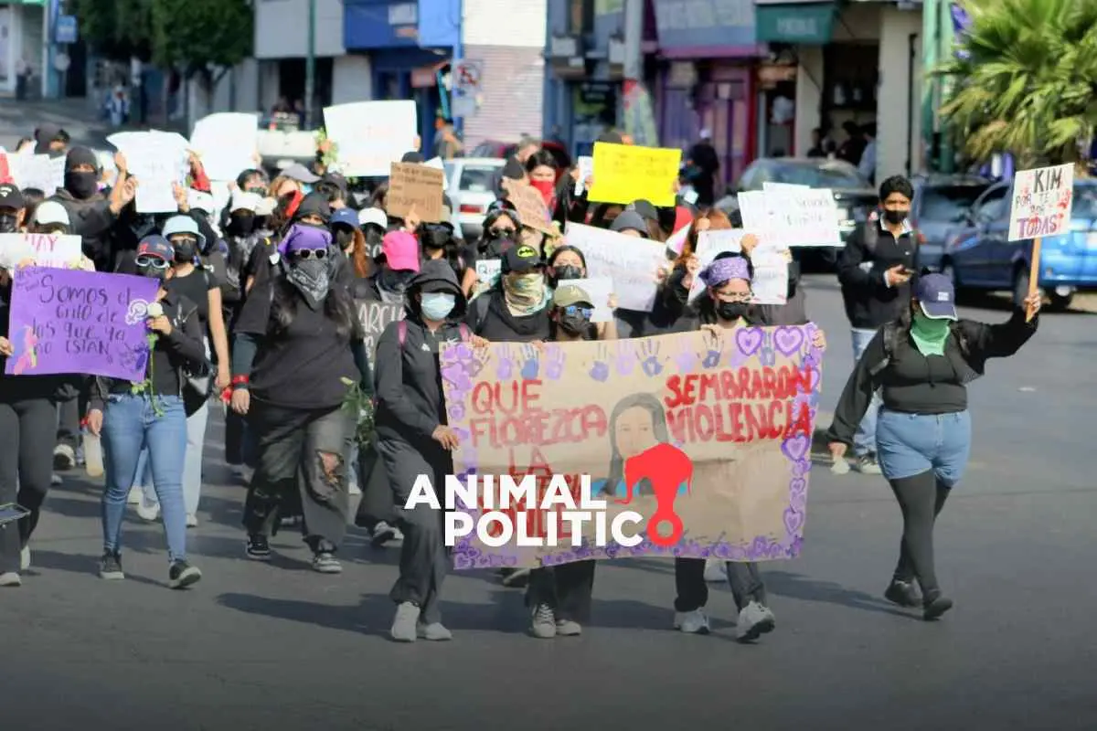 Estudiantes de la Cruz Roja protestan para exigir justicia por feminicidios de alumnas de la UAEM, Kimberly Ramos y Karol Toledo