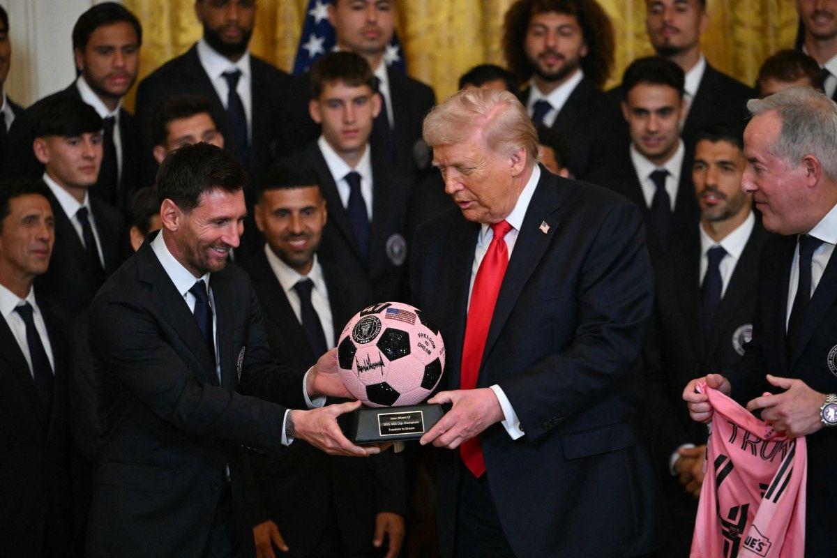 Trump “homenajea” a Messi y habla de CR7 y Pelé