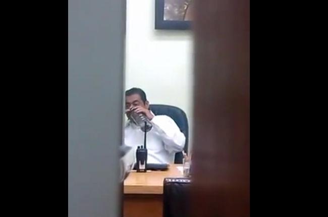 Captan a empleado de Veracruz inhalando pegamento en Palacio de ...